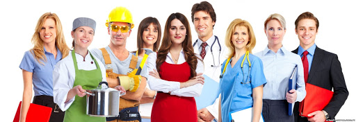 Люди в одежде: каска, шлем, плащ.